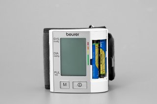 Máy đo huyết áp điện tử cổ tay Beurer BC40