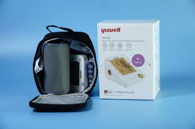 Máy đo huyết áp điện tử bắp tay Yuwell YE670D có giọng nói